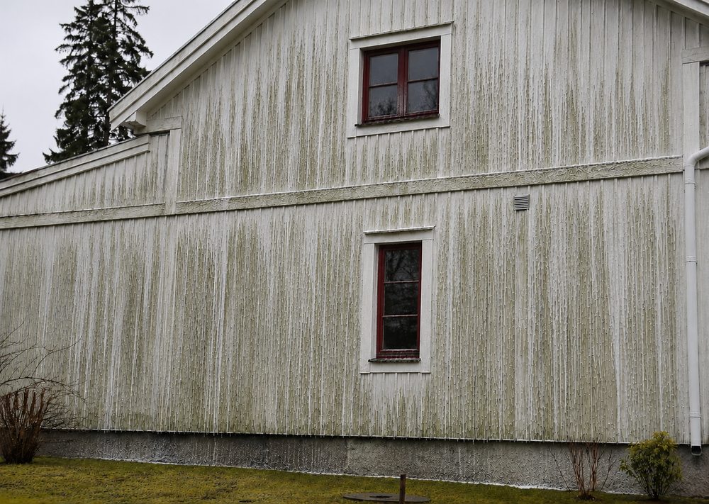 Applicering av rengöringsmdel på fasad i Danderyd