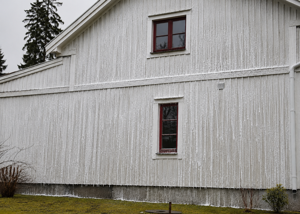 Rengöringsmedel på fasad i Täby