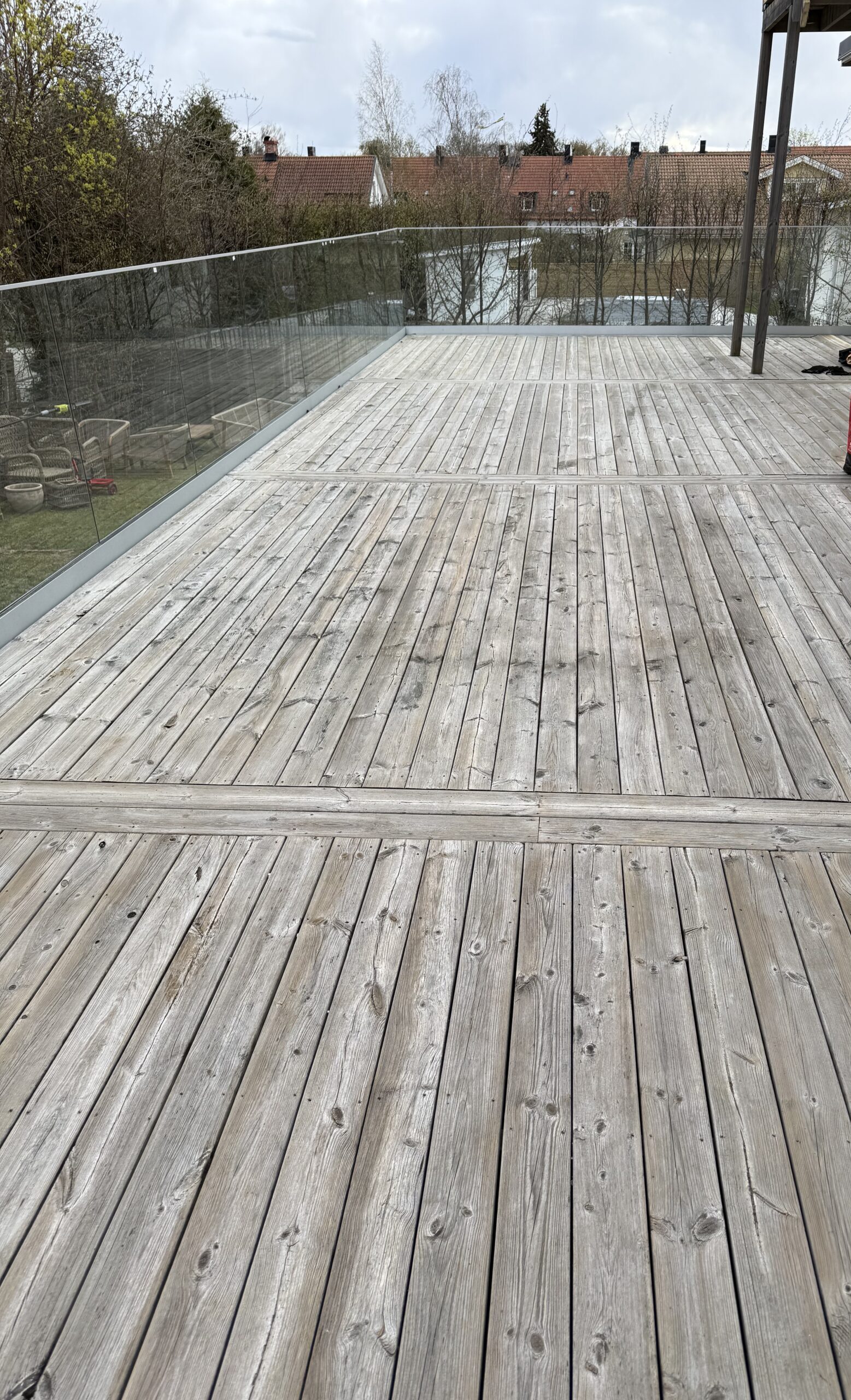 Träaltan efter professionell altantvätt