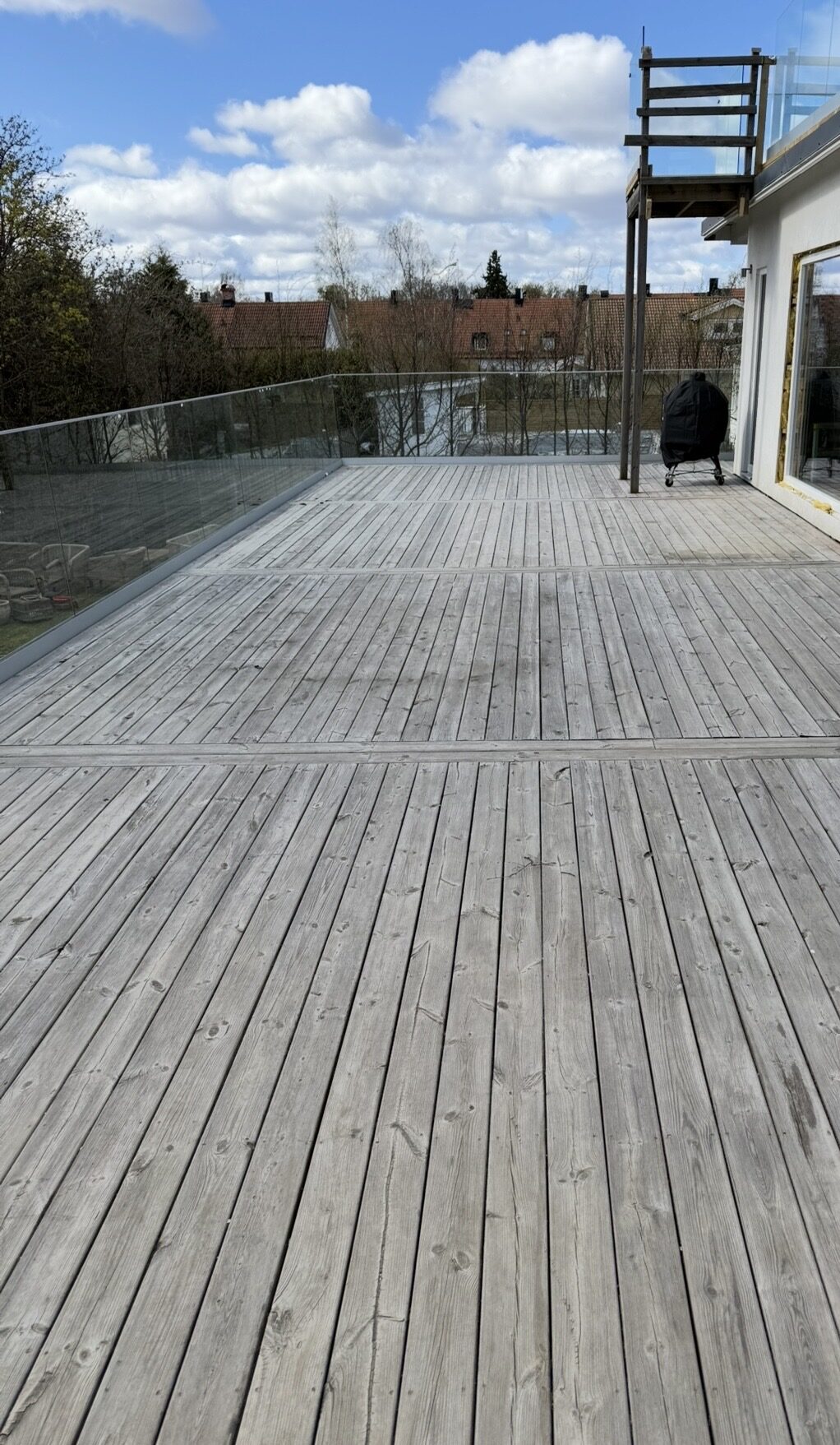 Träaltan före professionell altantvätt
