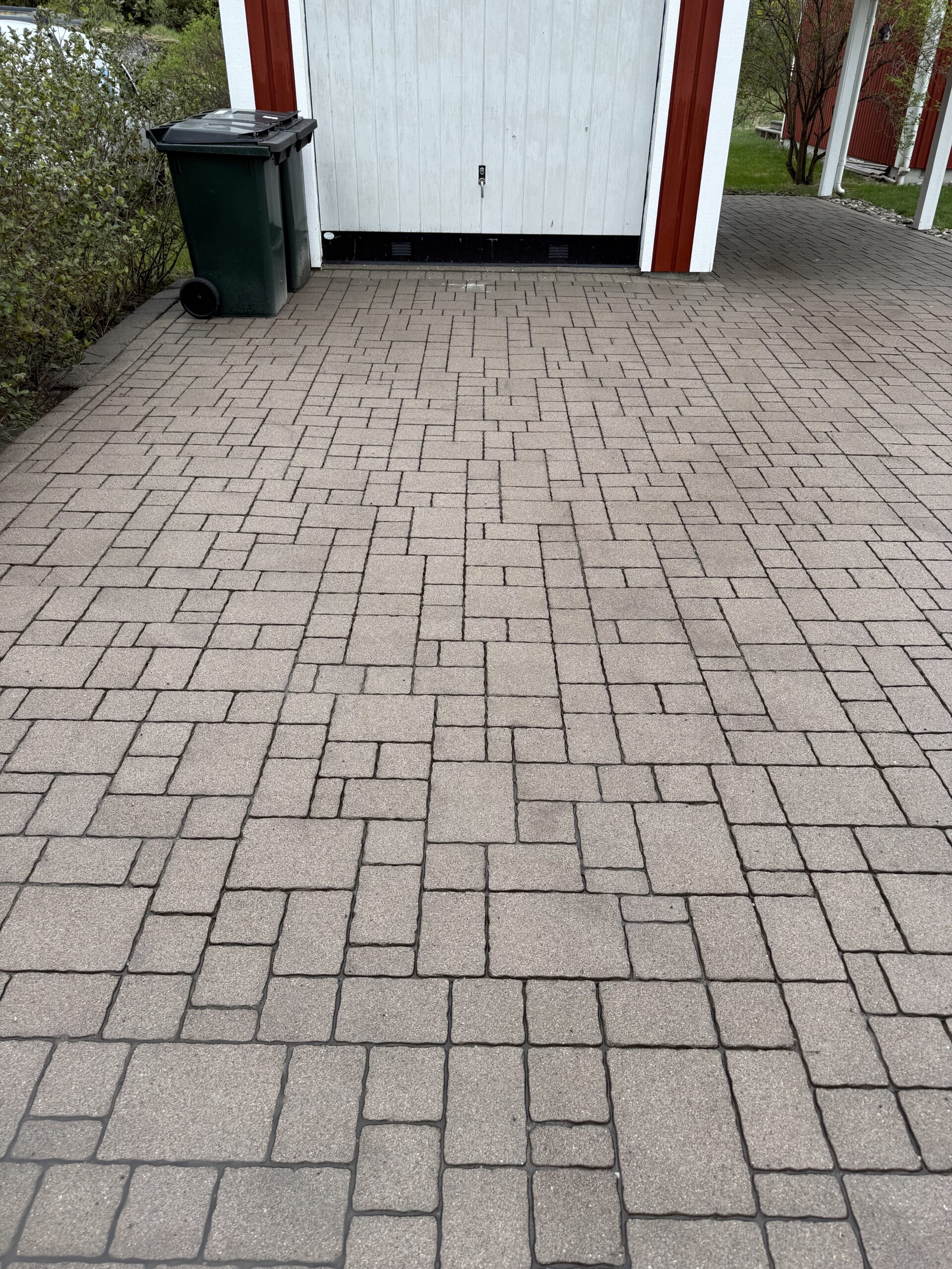 Träaltan efter professionell altantvätt på Lidingö