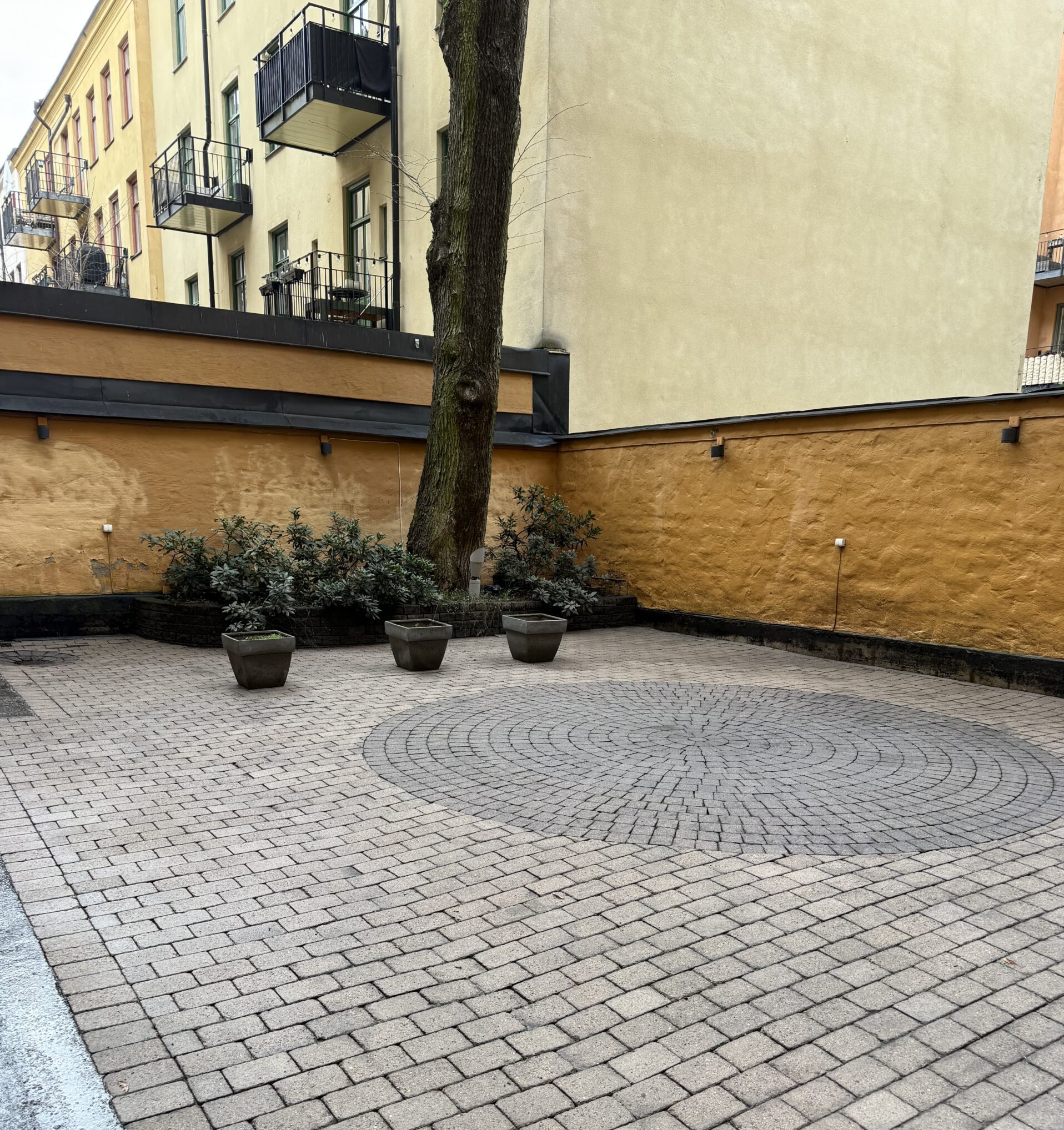 Rengjorda stenplattor efter stentvätt i Stockholm