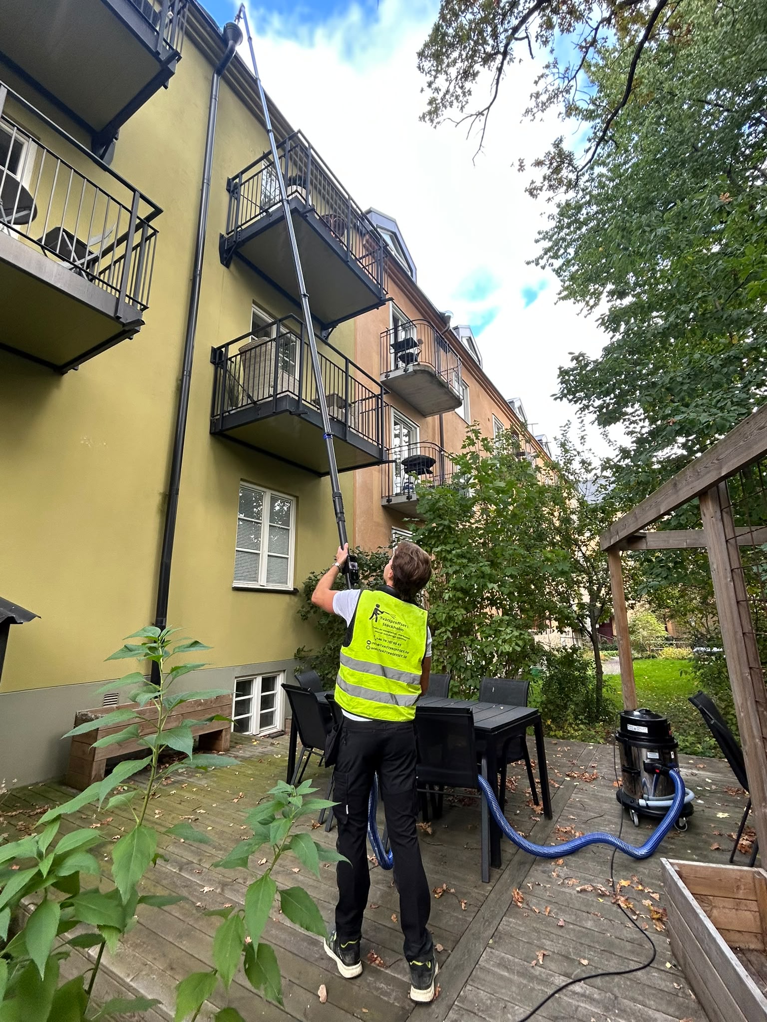 Rensning av hängrännor i Danderyd